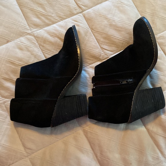 Kelsi Dagger suede ankle boot in great condition! - Picture 4 of 4